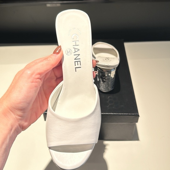 BRAND NEW NEVER WORN Chanel white leather mules with decorative heel! - Picture 5 of 11